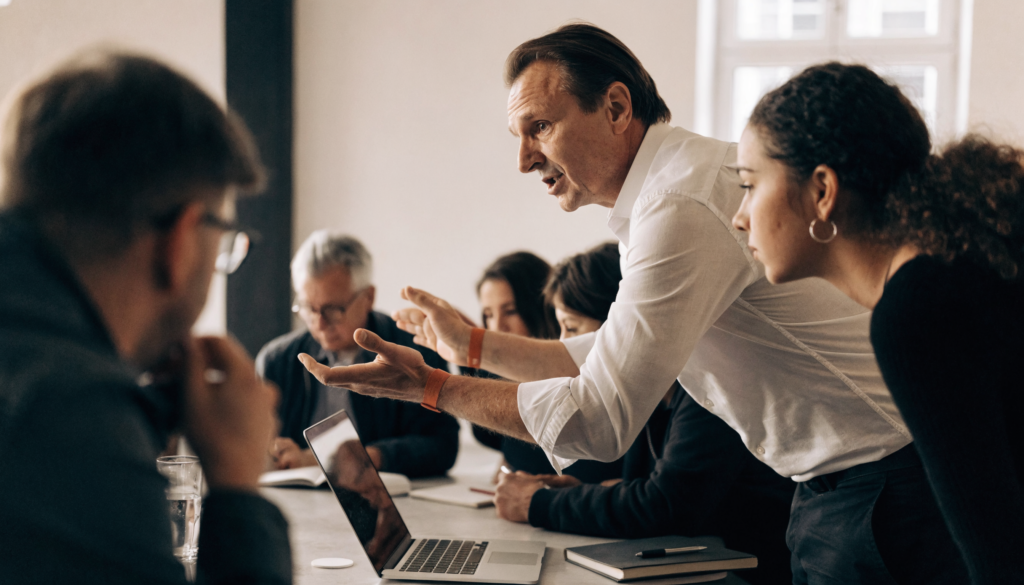 Doświadczony trener prowadzi szkolenie w BUR — praktyk, nie teoretyk
