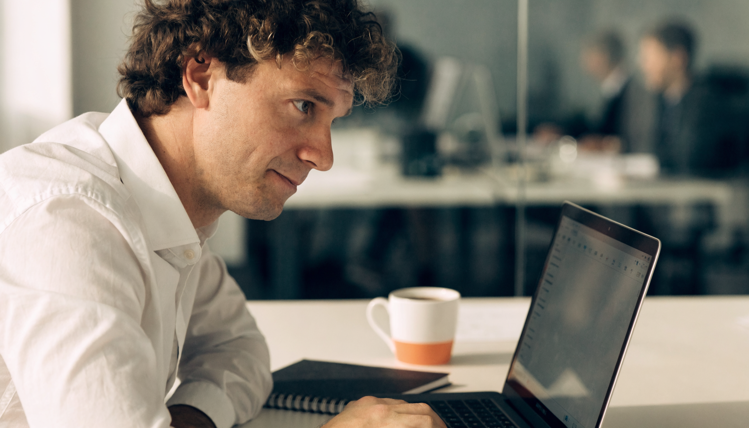Przedsiębiorca z wpisem do BUR patrzy na pusty inbox — brak klientów mimo certyfikatu